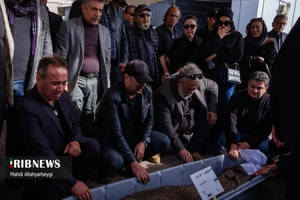 (تصاویر) هنرمندان در تشییع پیکر همایون ارشادی در کرج
