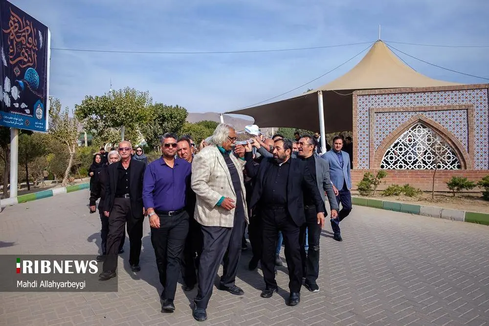 (تصاویر) هنرمندان در تشییع پیکر همایون ارشادی در کرج