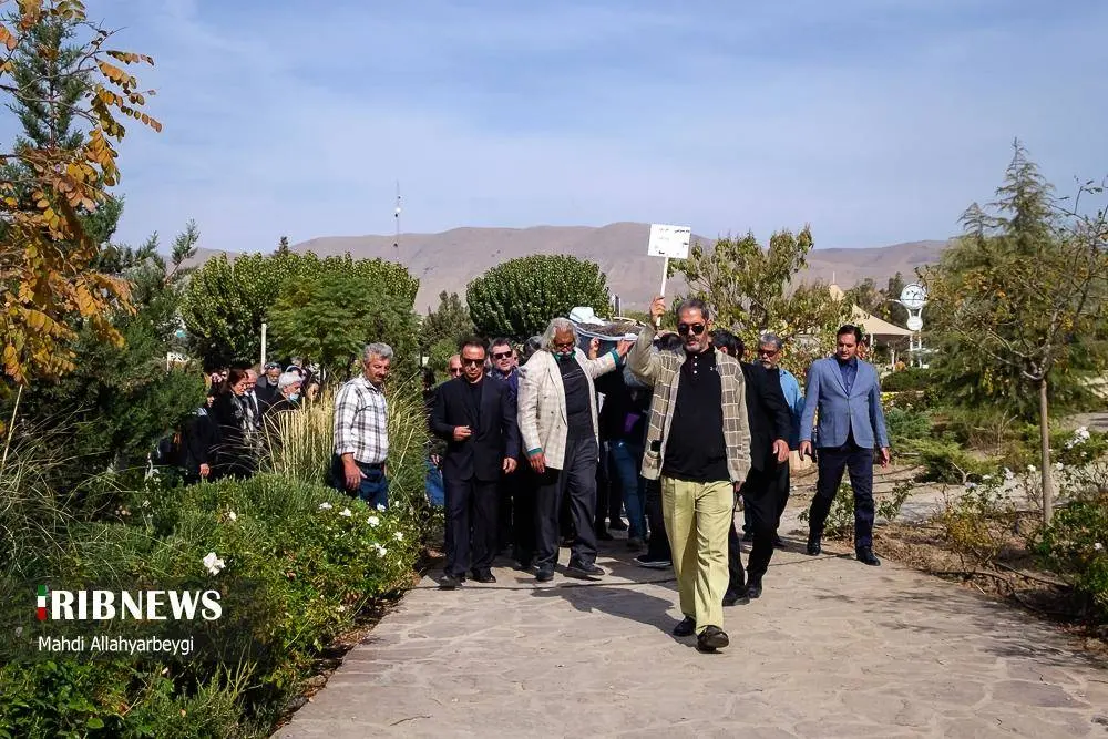 (تصاویر) هنرمندان در تشییع پیکر همایون ارشادی در کرج