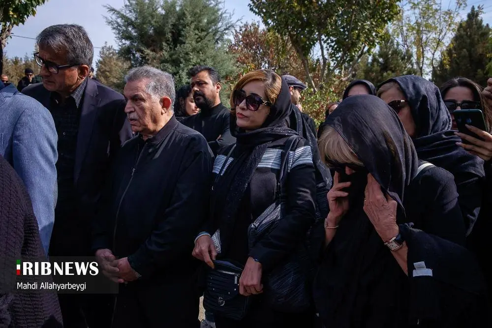 (تصاویر) هنرمندان در تشییع پیکر همایون ارشادی در کرج