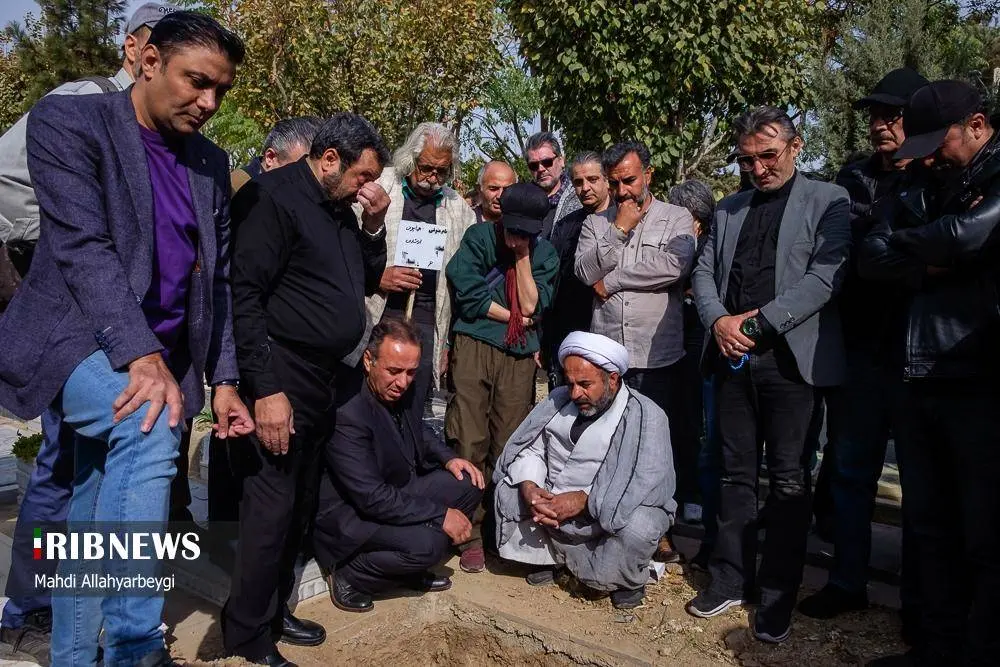 (تصاویر) هنرمندان در تشییع پیکر همایون ارشادی در کرج