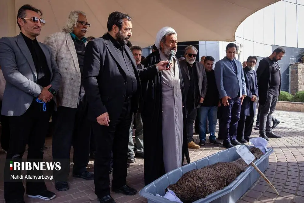 (تصاویر) هنرمندان در تشییع پیکر همایون ارشادی در کرج