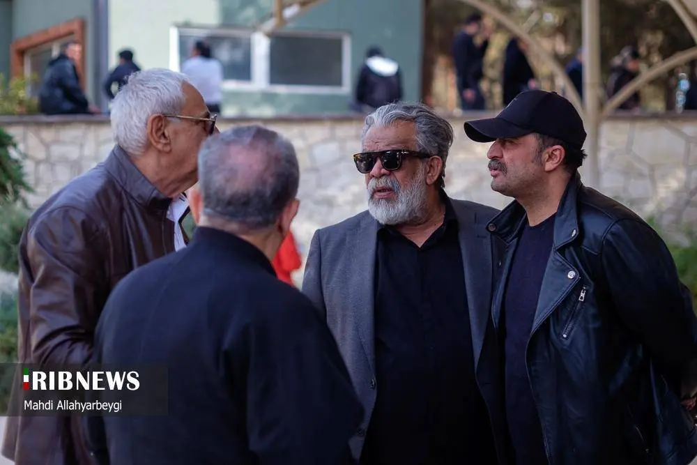 (تصاویر) هنرمندان در تشییع پیکر همایون ارشادی در کرج