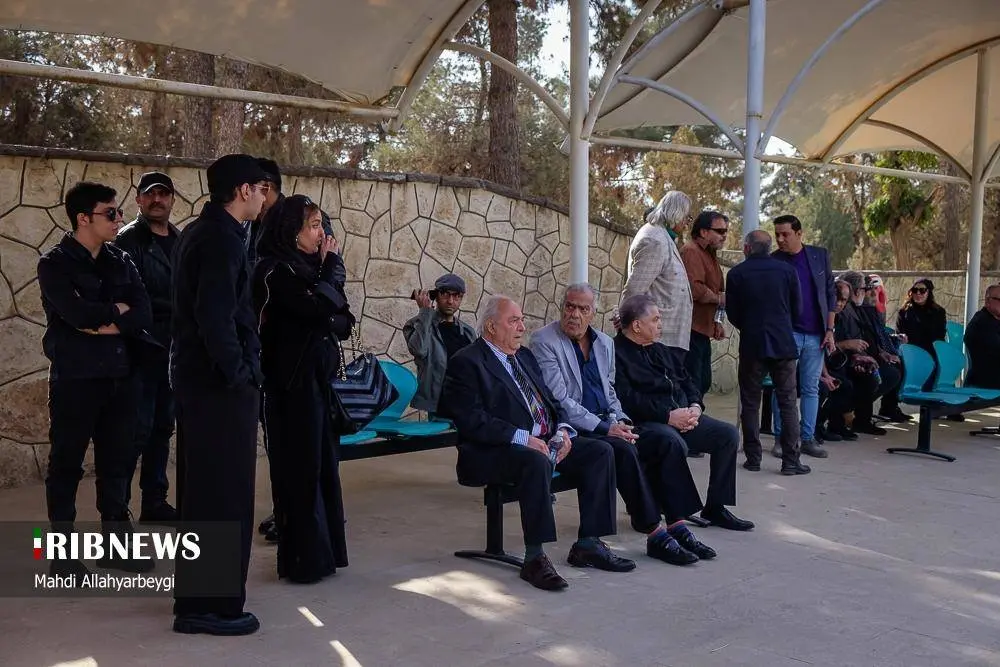 (تصاویر) هنرمندان در تشییع پیکر همایون ارشادی در کرج