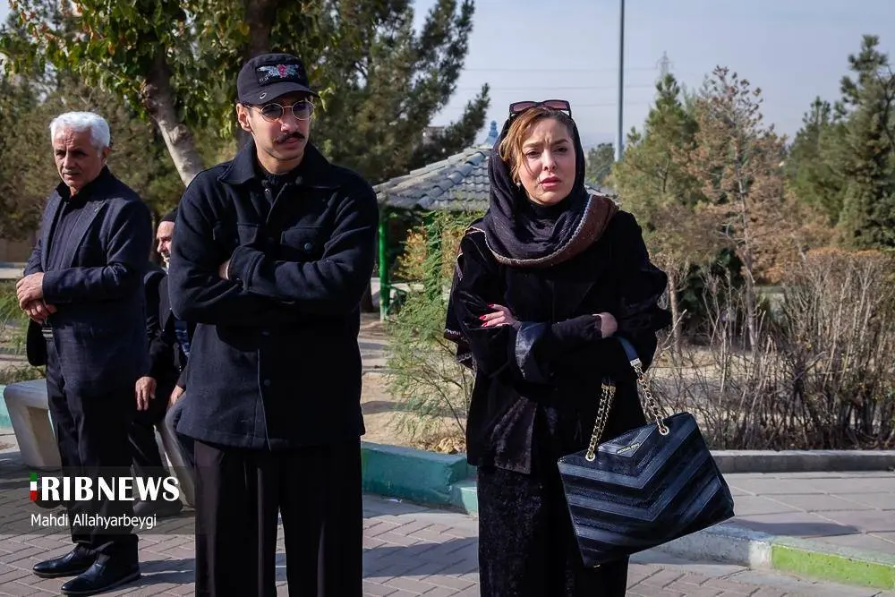 (تصاویر) هنرمندان در تشییع پیکر همایون ارشادی در کرج