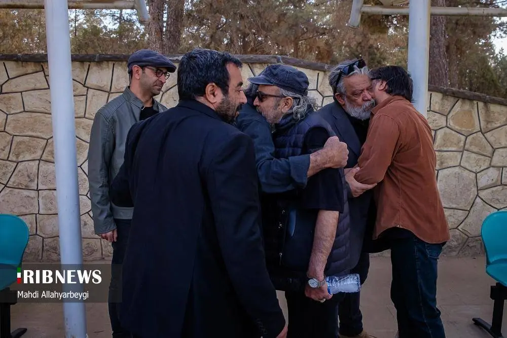 (تصاویر) هنرمندان در تشییع پیکر همایون ارشادی در کرج