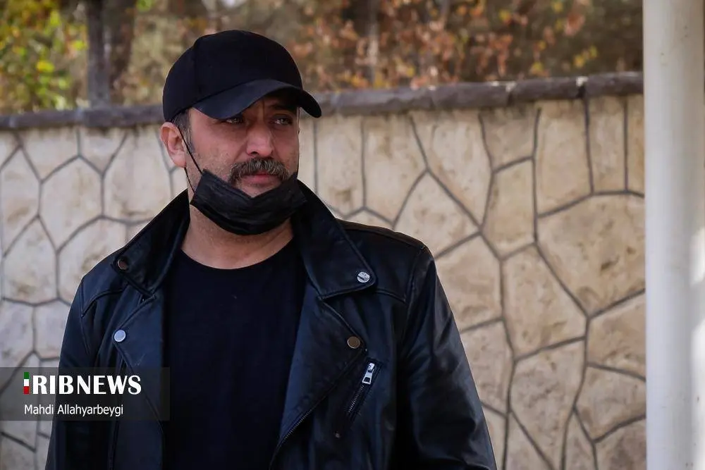 (تصاویر) هنرمندان در تشییع پیکر همایون ارشادی در کرج