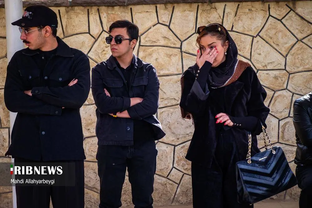 (تصاویر) هنرمندان در تشییع پیکر همایون ارشادی در کرج