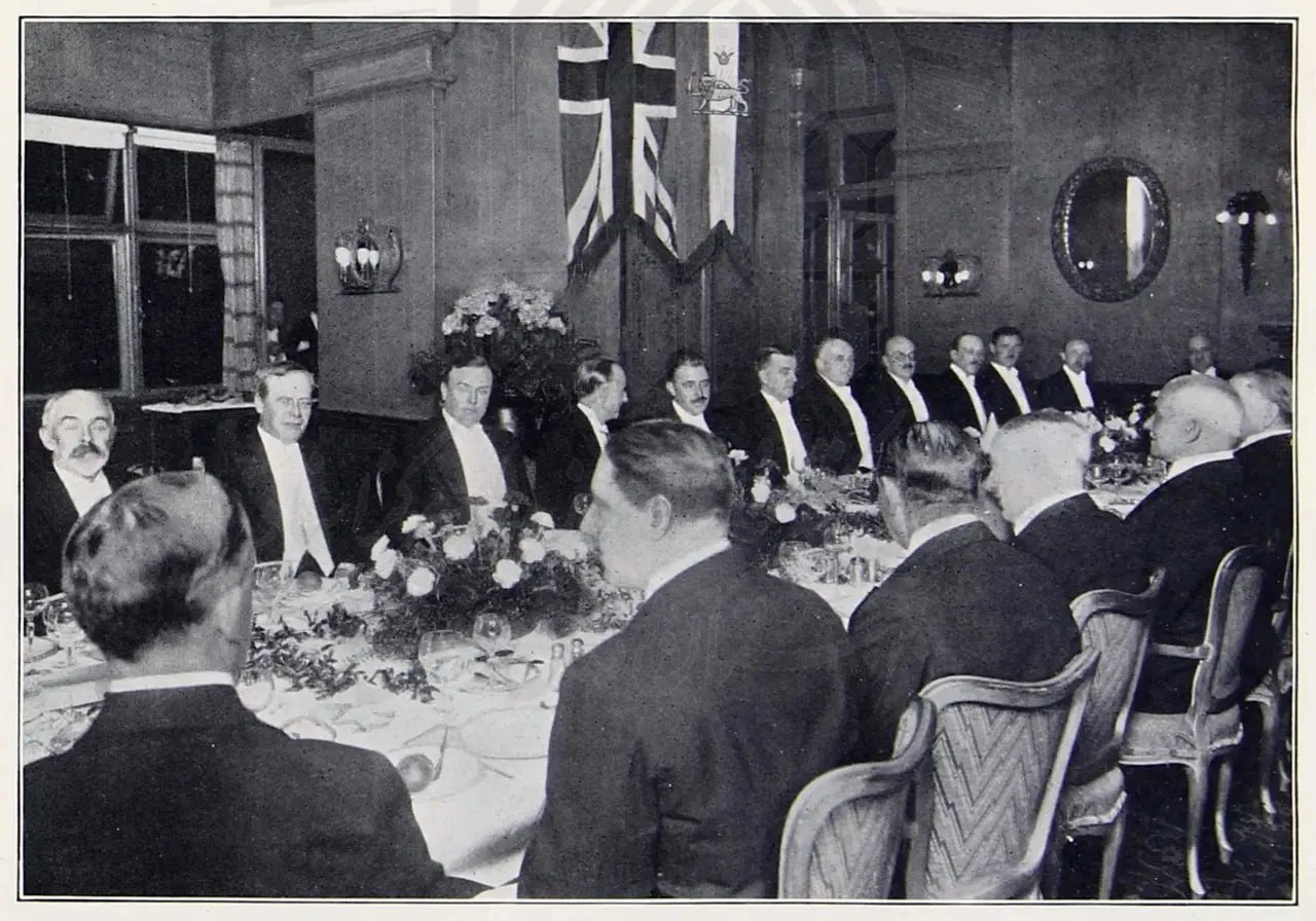 (عکس) تونل زمان؛ عبدالحسین تیمورتاش در مترو لندن؛ سال ۱۳۱۰