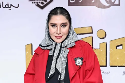 (عکس) استایل فانتزی و متفاوت نسیم ادبی با بارانی قرمز و میکی‌ماوس غوغا کرد