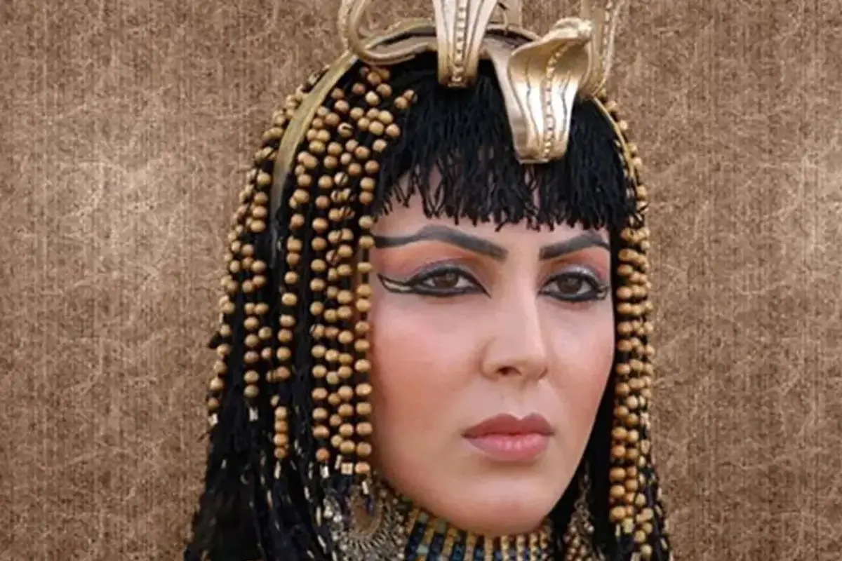 (عکس) تونل زمان؛ قاب دونفره نفرتی‌تی همسر آخناتون و غولِ مختارنامه در حرم امام رضا؛ سال ۹۶