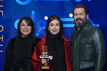 (ویدئو) وقتی پژمان بازغی از دست دخترش نفس جایزه گرفت