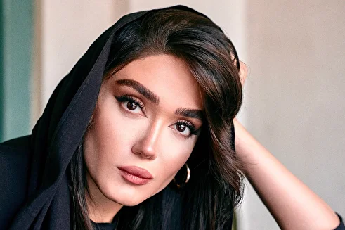 (عکس) چهره کتابخوان فرزانه قاسم‌زاده با استایلی ساده و شیک