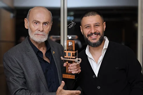 (ویدئو) شوخی‌های جمشید هاشم‌پور با جواد عزتی در حاشیه اختتامیه جشنواره فیلم