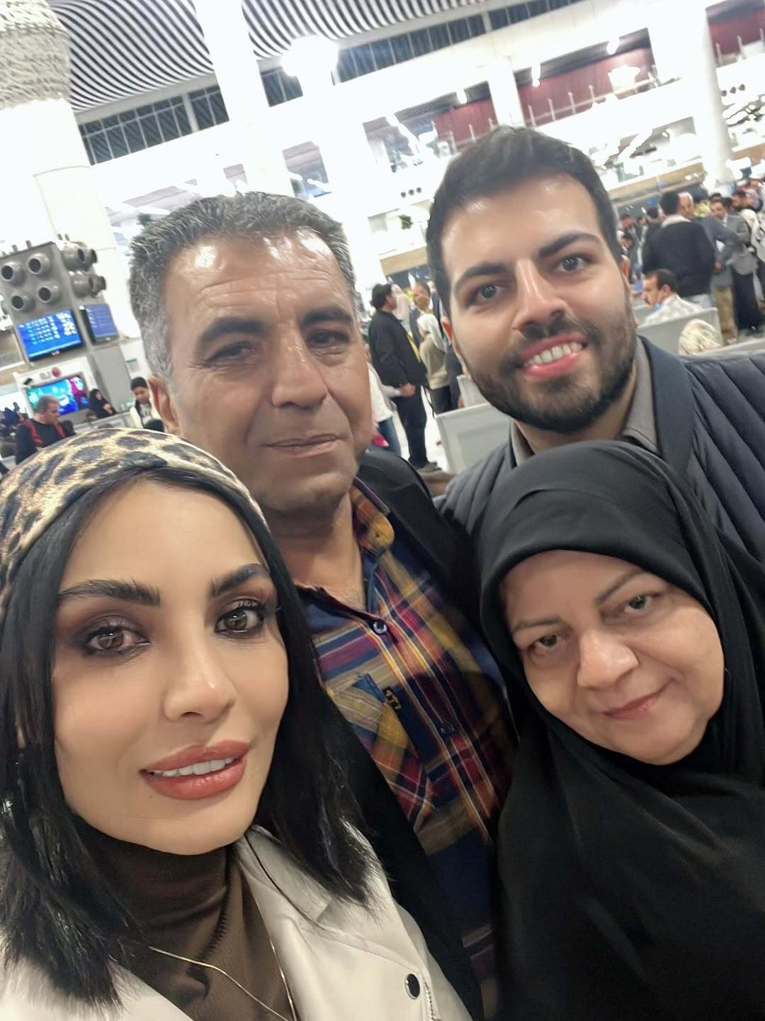 عکسهای صحرا اسداللهی از خانوادهاش در فرودگاه؛ از دیشب تنها ترین آدم روی زمین شدم عکسهای صحرا اسداللهی از خانوادهاش در فرودگاه؛ از دیشب تنها ترین آدم روی زمین شدم