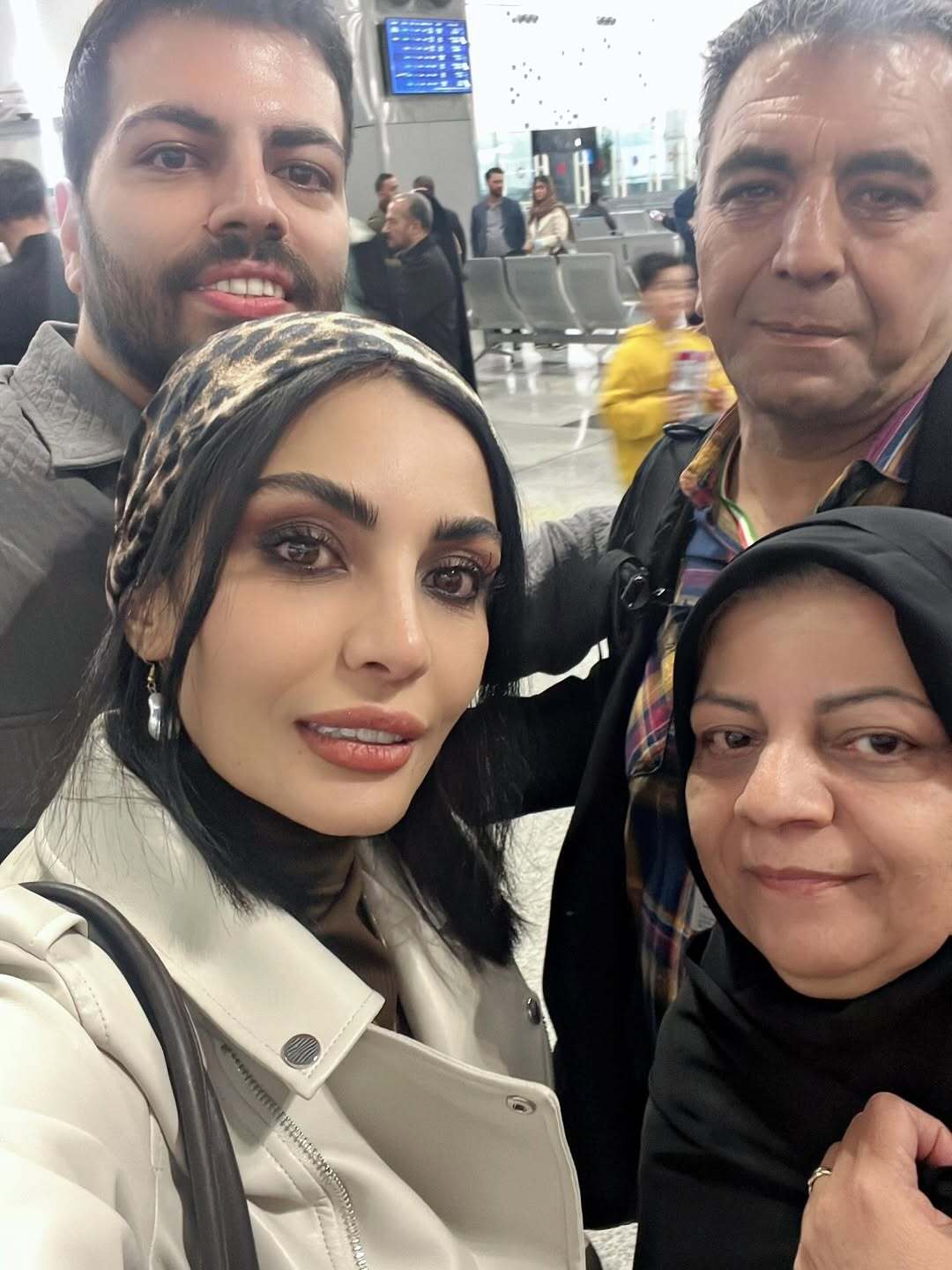 عکسهای صحرا اسداللهی از خانوادهاش در فرودگاه؛ از دیشب تنها ترین آدم روی زمین شدم عکسهای صحرا اسداللهی از خانوادهاش در فرودگاه؛ از دیشب تنها ترین آدم روی زمین شدم