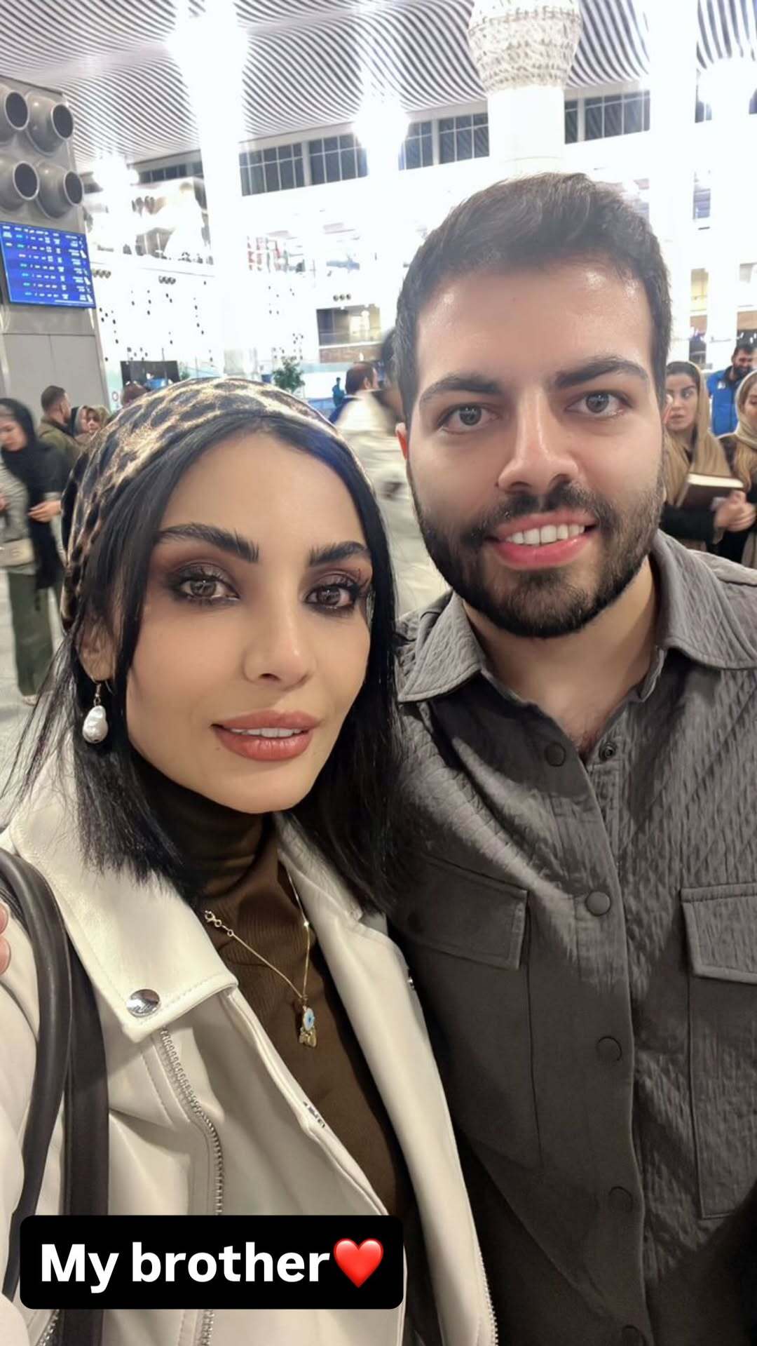 عکسهای صحرا اسداللهی از خانوادهاش در فرودگاه؛ از دیشب تنها ترین آدم روی زمین شدم عکسهای صحرا اسداللهی از خانوادهاش در فرودگاه؛ از دیشب تنها ترین آدم روی زمین شدم