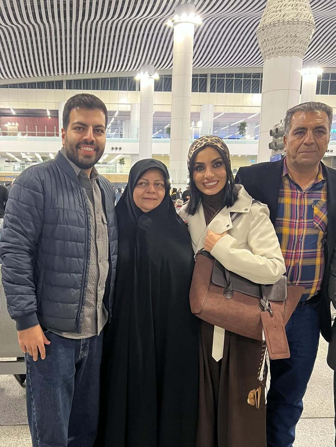 عکسهای صحرا اسداللهی از خانوادهاش در فرودگاه؛ از دیشب تنها ترین آدم روی زمین شدم عکسهای صحرا اسداللهی از خانوادهاش در فرودگاه؛ از دیشب تنها ترین آدم روی زمین شدم