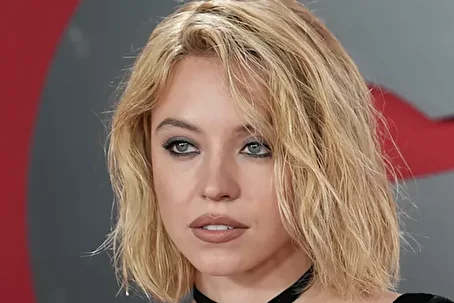 (عکس) بازگشت سیدنی سوئینی به فرش قرمز با یک استایل جنجالی