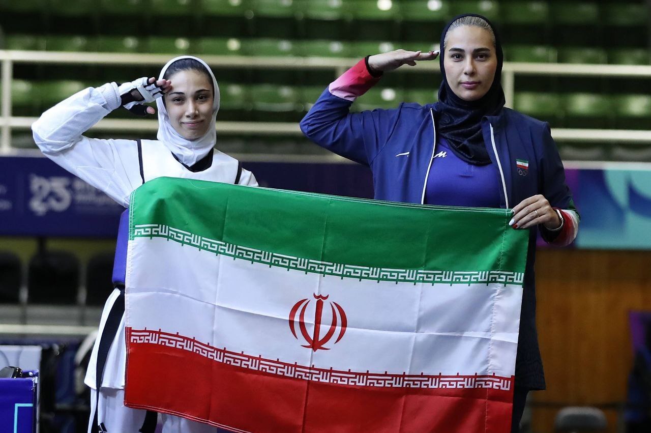 (عکس) قهرمانی ساینا کریمی در ریاض و سلام نظامی مهروز ساعی (عکس) قهرمانی ساینا کریمی در ریاض و سلام نظامی مهروز ساعی