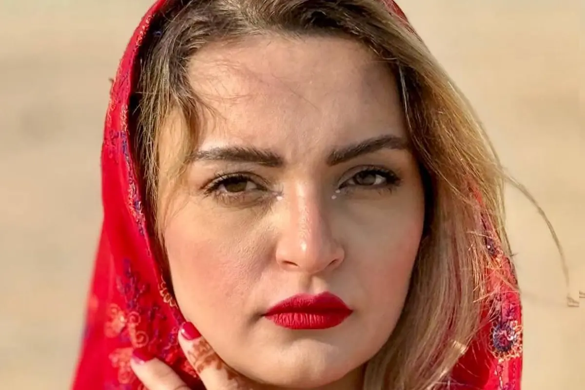 تصاویر بیتای آوای باران از سفر قشم؛ ژست گرفت با شترها و دلتنگی برای جزیره