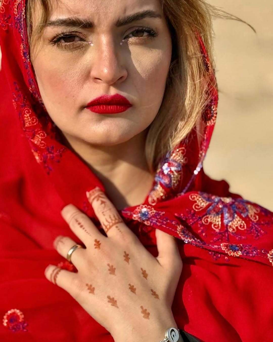 عکسهای بیتای آوای باران از سفر قشم؛ ژست گرفت با شترها و دلتنگی برای جزیره عکسهای بیتای آوای باران از سفر قشم؛ ژست گرفت با شترها و دلتنگی برای جزیره