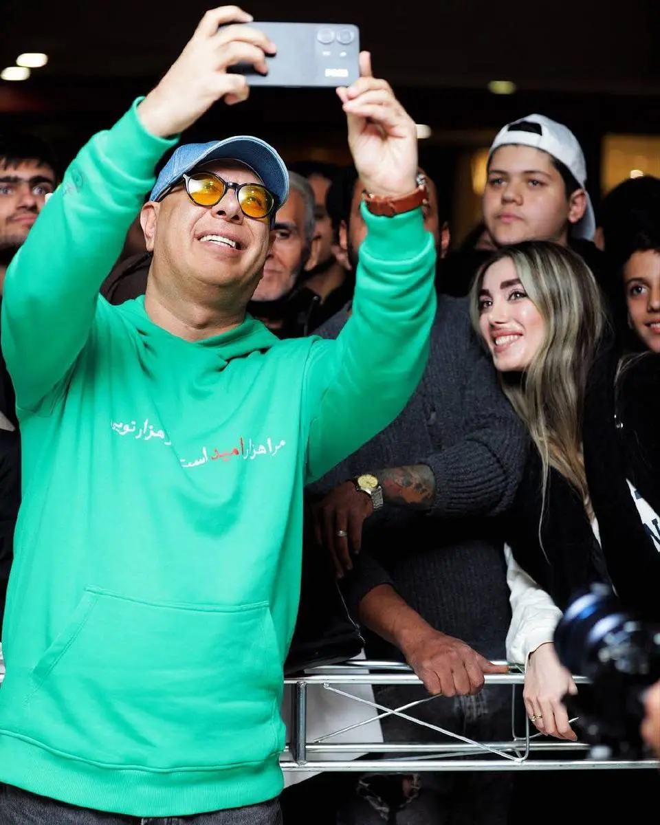 (عکس) سلفی بازیگران فیلم سینمایی «بچه مردم» طرفداران در اکران مردمی