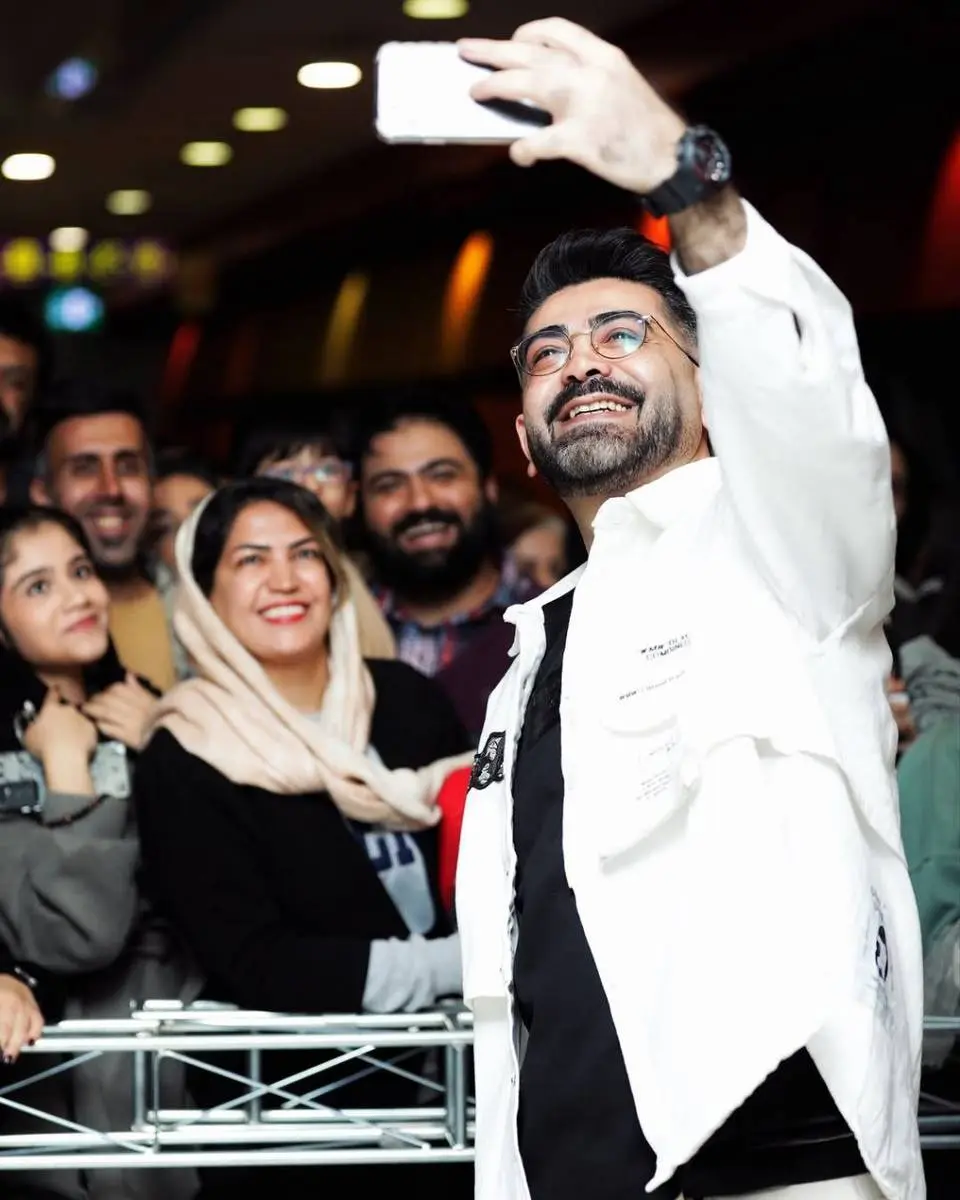 (عکس) سلفی بازیگران فیلم سینمایی «بچه مردم» طرفداران در اکران مردمی