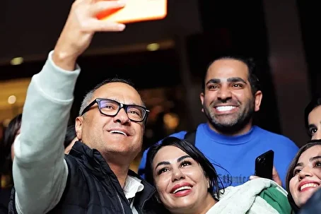 (عکس) سلفی محمد بحران، رامبد جوان، فرزاد حسنی و روزبه حصاری با مردم در اکران «بچه مردم»