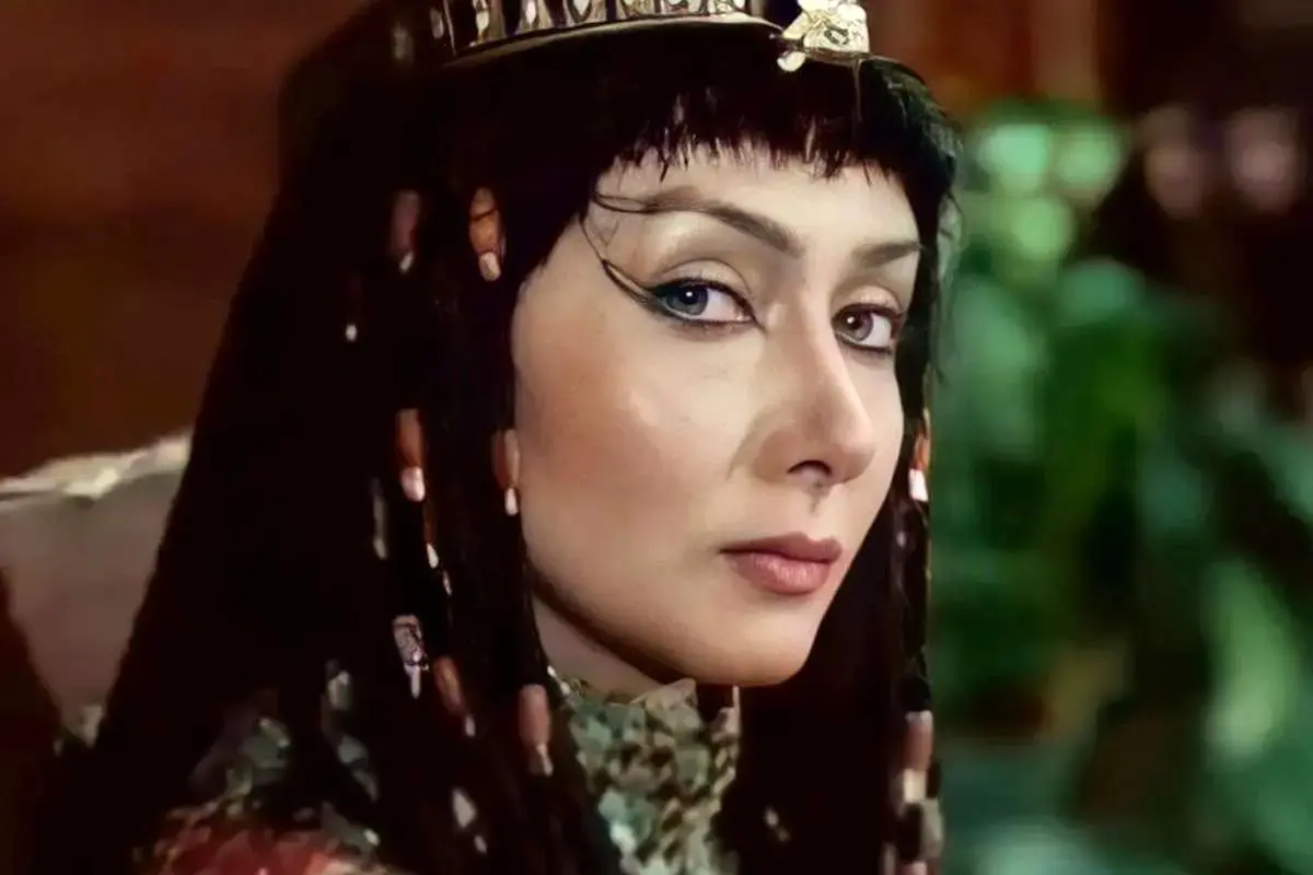 (عکس) تونل زمان؛ «زلیخا» در حال دعا خواندن در حرم امام رضا (ع)؛ سال ۱۳۹۷