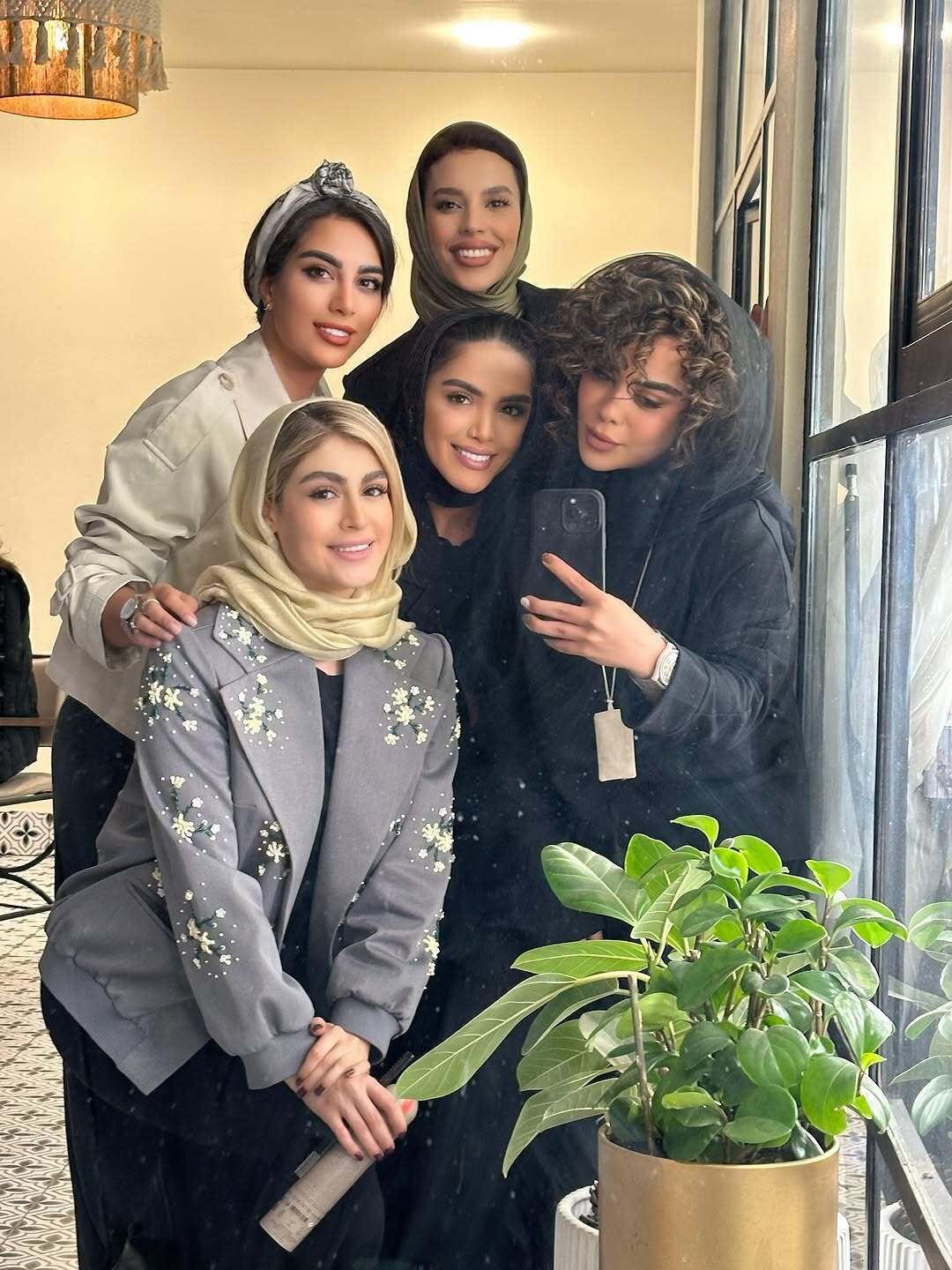 (عکس) «الهام اخوان» با چهرهای متفاوت؛ رونمایی از مدل موی فر و رنگهای پاییزی! (عکس) «الهام اخوان» با چهرهای متفاوت؛ رونمایی از مدل موی فر و رنگهای پاییزی!