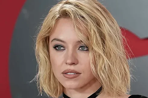 (عکس) بازگشت سیدنی سوئینی به فرش قرمز با یک استایل جنجالی