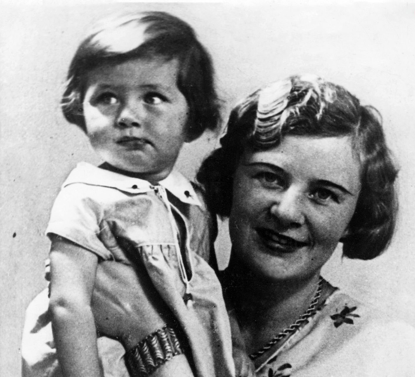 (عکس) تونل زمان؛ ثریا اسفندیاری ۴ ساله در آغوش مادر آلمانیاش؛ سال ۱۳۱۵ (عکس) تونل زمان؛ ثریا اسفندیاری ۴ ساله در آغوش مادر آلمانیاش؛ سال ۱۳۱۵