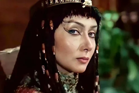 (عکس) تونل زمان؛ «زلیخا» در حال دعا خواندن در حرم امام رضا (ع)؛ سال ۱۳۹۷