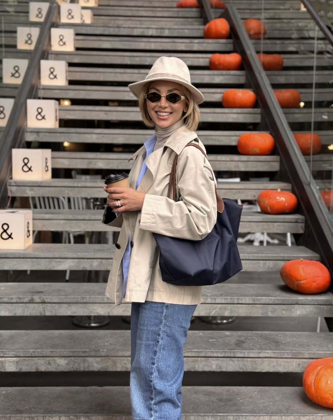 (عکس) تیپ مینا مختاری، همسرم بهرام رادان با کلاه و کت کرم رنگ