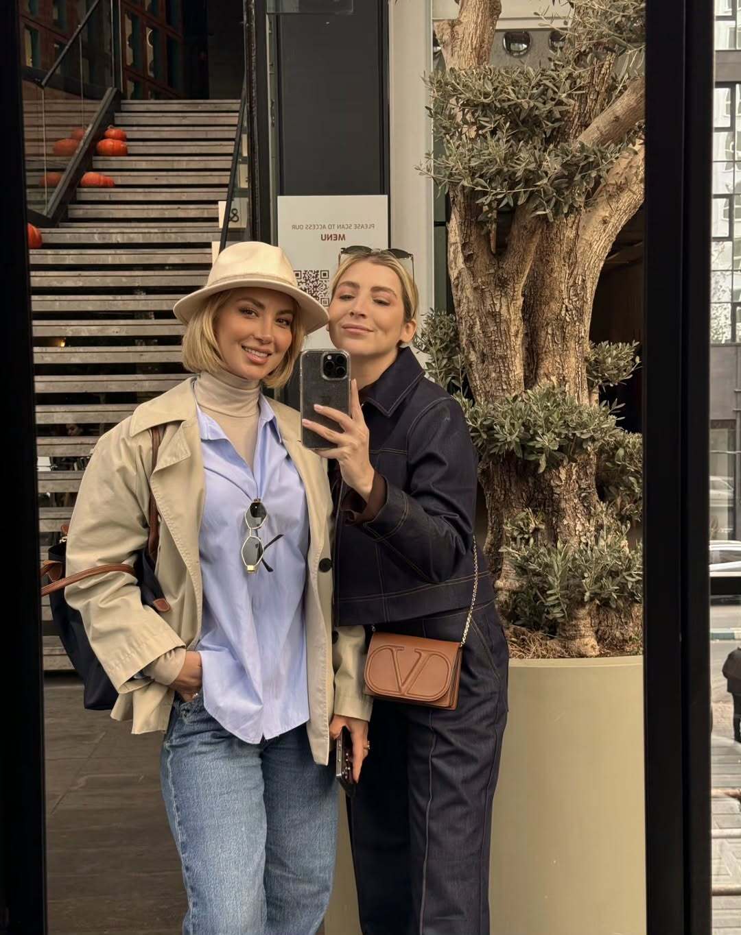 (عکس) تیپ مینا مختاری، همسرم بهرام رادان با کلاه و کت کرم رنگ