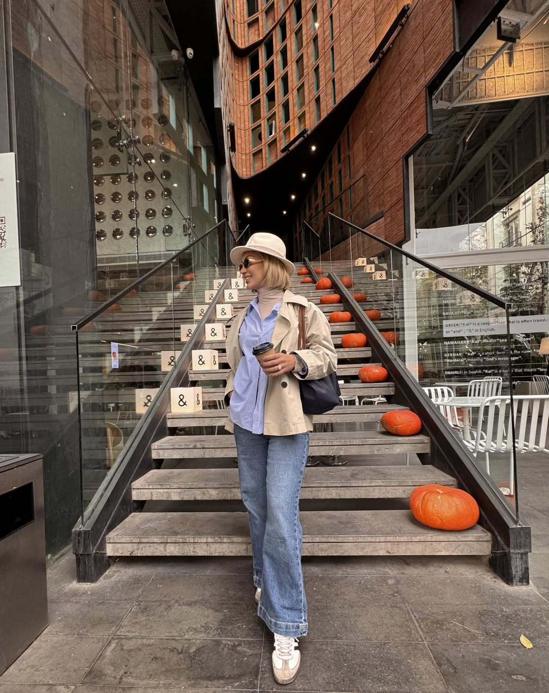 (عکس) تیپ مینا مختاری، همسرم بهرام رادان با کلاه و کت کرم رنگ