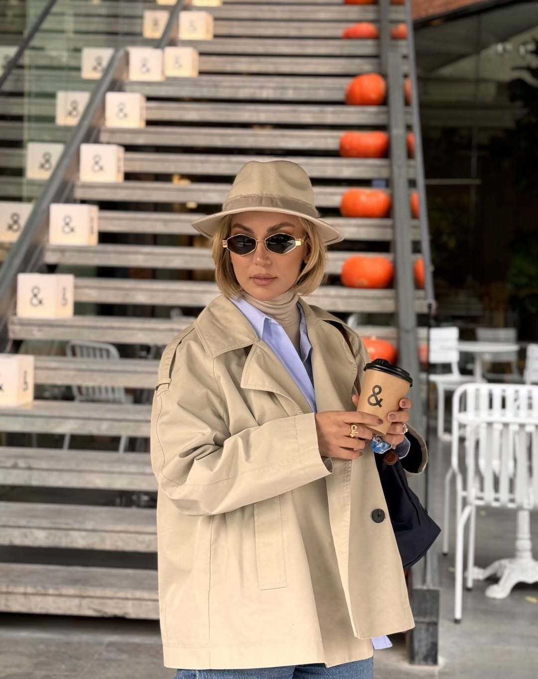 (عکس) تیپ مینا مختاری، همسرم بهرام رادان با کلاه و کت کرم رنگ