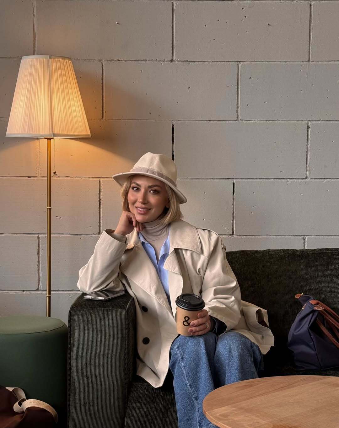 (عکس) تیپ مینا مختاری، همسرم بهرام رادان با کلاه و کت کرم رنگ