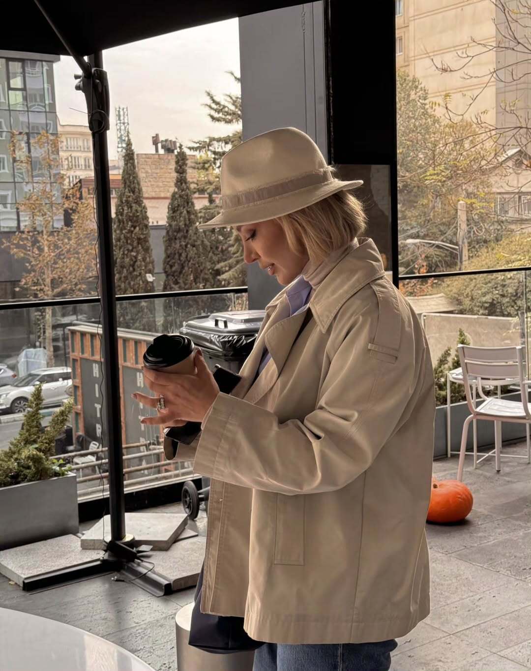 (عکس) تیپ مینا مختاری، همسرم بهرام رادان با کلاه و کت کرم رنگ