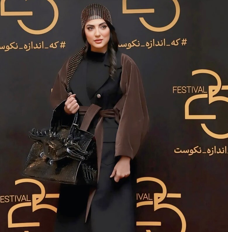 (عکس) استایل هلیا امامی با کیف طرح تمساح در اختتامیه جشنواره ۲۵