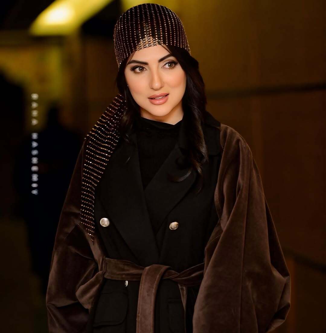 (عکس) استایل هلیا امامی با کیف طرح تمساح در اختتامیه جشنواره ۲۵