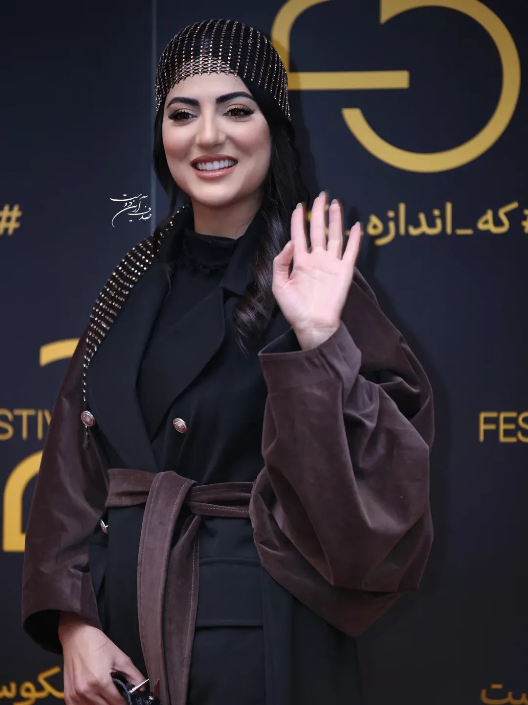 (عکس) استایل هلیا امامی با کیف طرح تمساح در اختتامیه جشنواره ۲۵