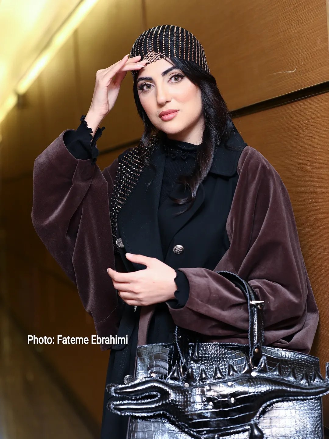 (عکس) استایل هلیا امامی با کیف طرح تمساح در اختتامیه جشنواره ۲۵