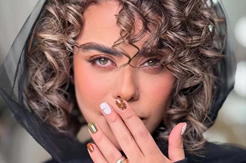 (عکس) «الهام اخوان» با چهره‌ای متفاوت؛ رونمایی از مدل موی فر و رنگ‌های پاییزی!