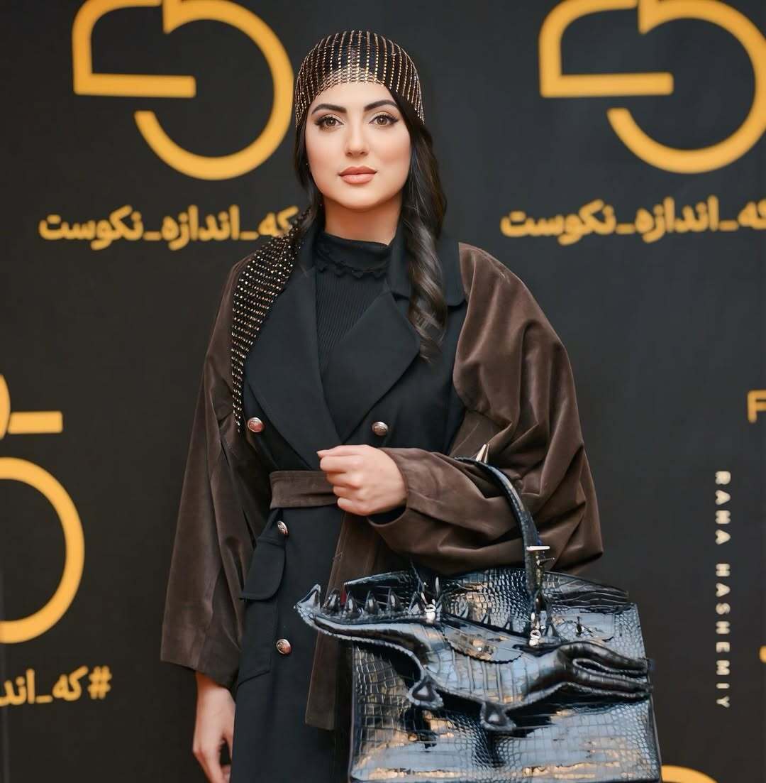 (عکس) استایل هلیا امامی با کیف طرح تمساح در اختتامیه جشنواره ۲۵