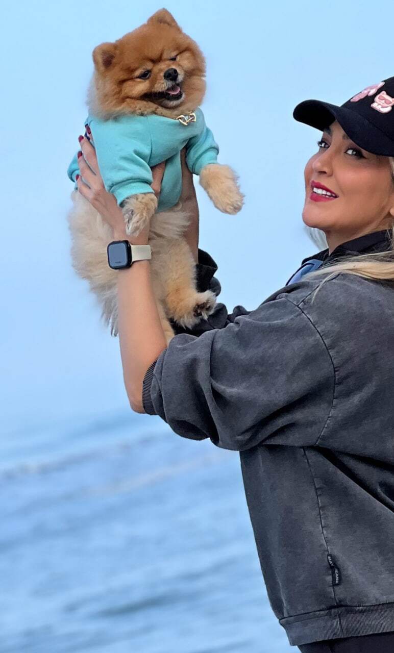 عکس متفاوت خانم بازیگرِ سابق تلویزیون کنار دریا با یک سگ