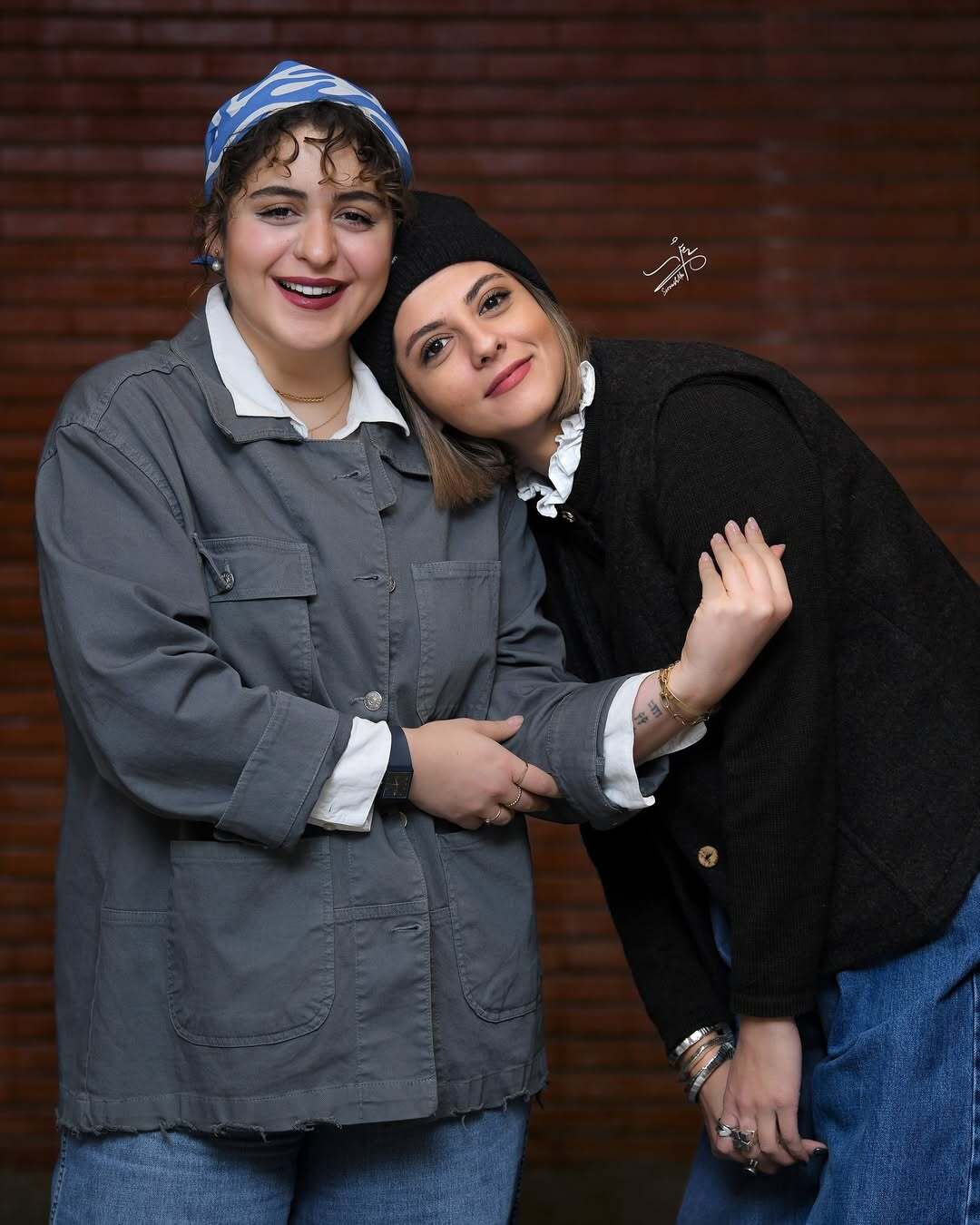 (عکس) مونا کرمی، فاطیما بهارمست و مهسا طهماسبی در پشت صحنه نمایش نمایش باران اسیدی