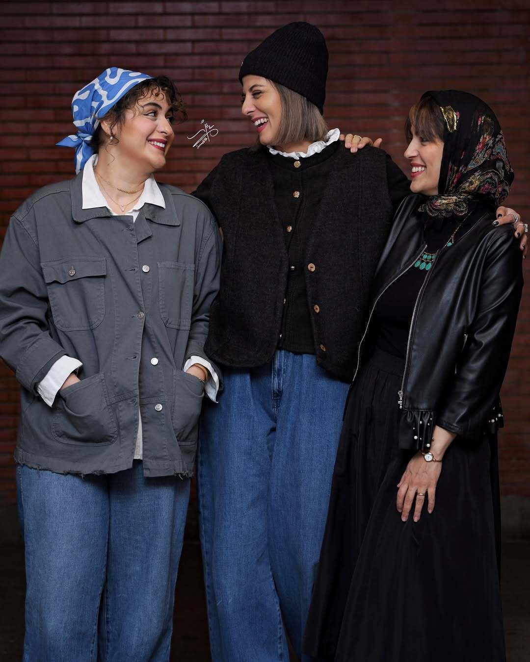 (عکس) مونا کرمی، فاطیما بهارمست و مهسا طهماسبی در پشت صحنه نمایش نمایش باران اسیدی