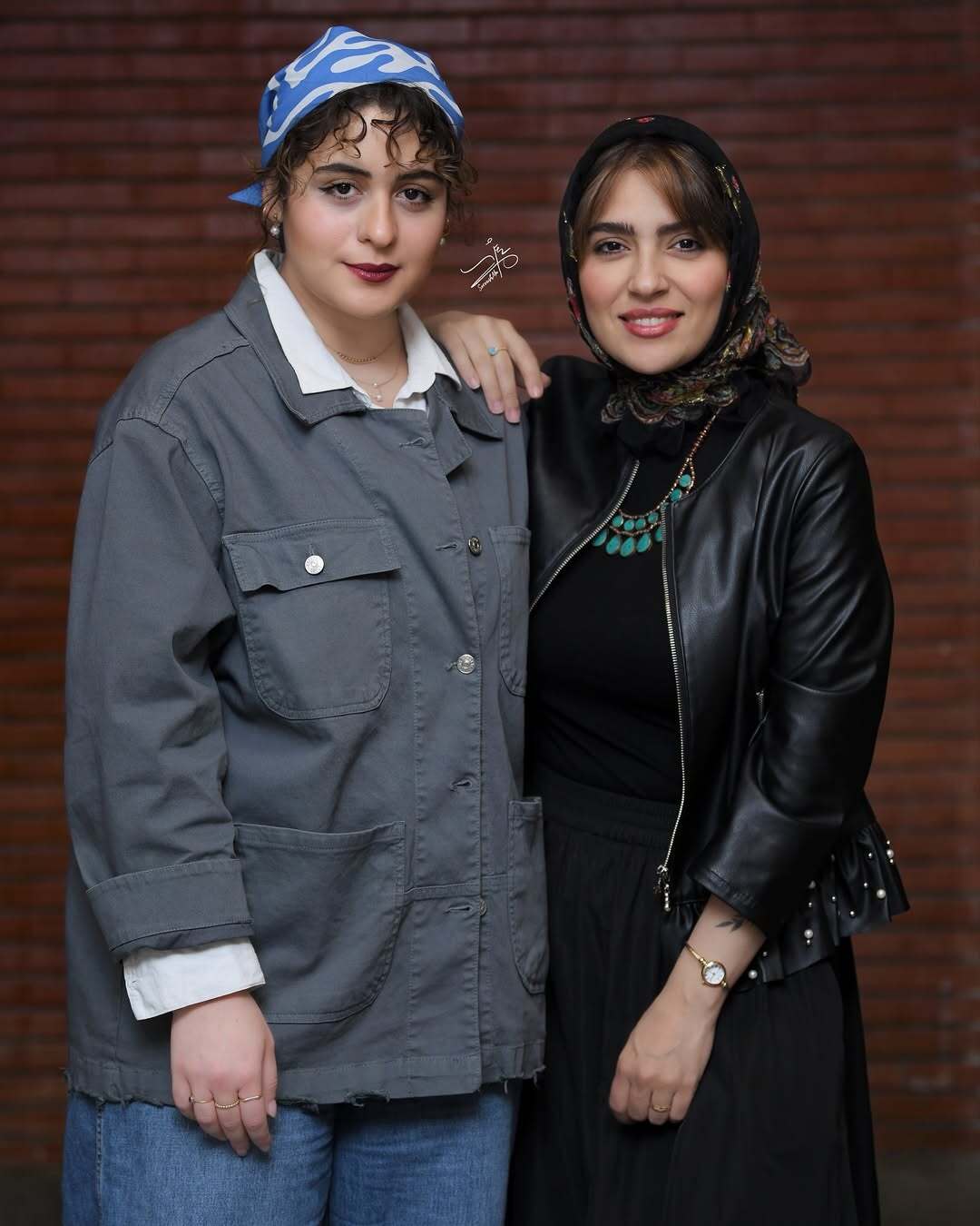 (عکس) مونا کرمی، فاطیما بهارمست و مهسا طهماسبی در پشت صحنه نمایش نمایش باران اسیدی